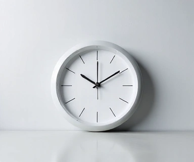 Clock showing business hours